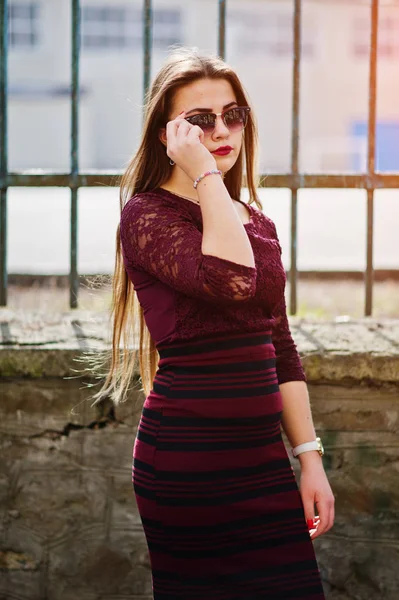 Молодая пухленькая девочка носит красное платье в солнечных очках — стоковое фото
