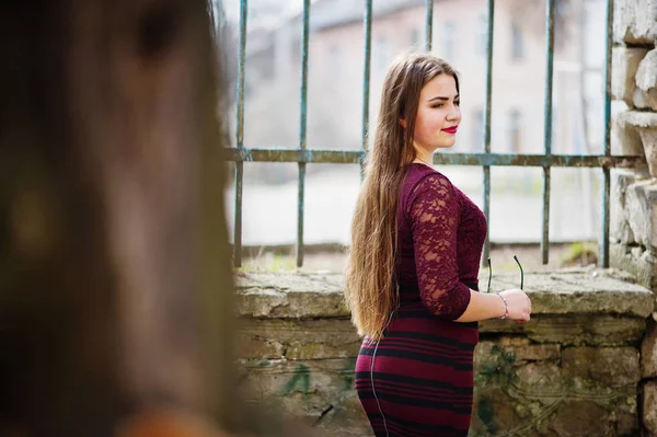 Mollige tiener meisje dragen op rode jurk met zonnebril op h — Stockfoto