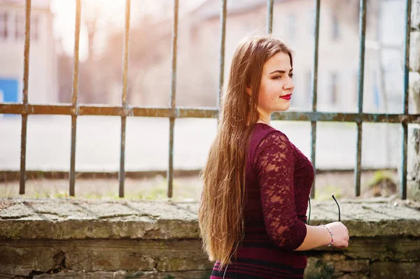 Jovem gordinha adolescente vestir no vestido vermelho com óculos de sol em h — Fotografia de Stock