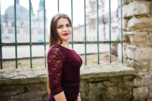 Gros plan portrait de jeune adolescente potelée porter sur robe rouge — Photo