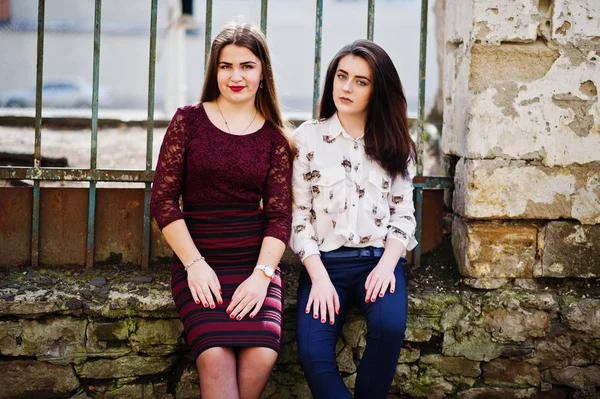 두 젊은 teenages 소녀 철 울타리에 앉아입니다. 통 통 여자 v — 스톡 사진