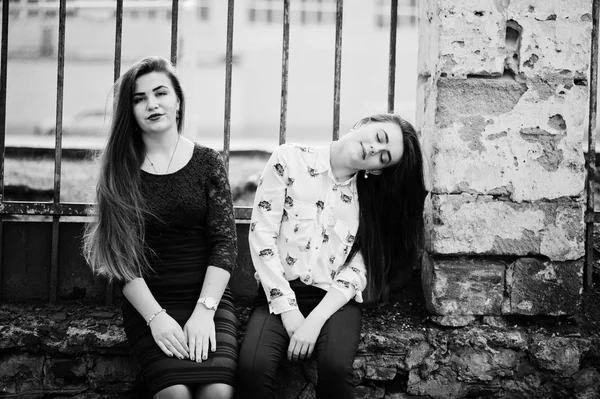 Dvě Mladý teenages dívka sedící proti Železný plot a přesouvání wi — Stock fotografie