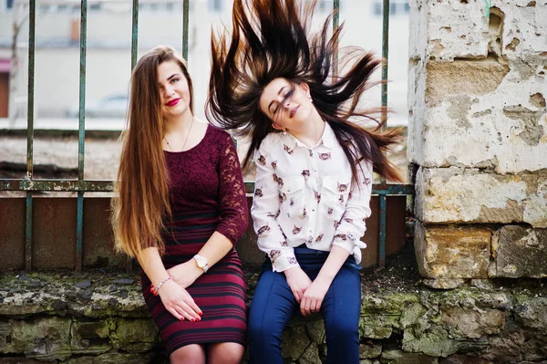 Twee jonge teenages meisje zitten tegen ijzeren hek en bewegen wi — Stockfoto