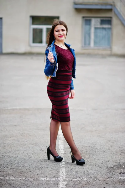 Молодая пухленькая девушка-подросток одевается в красное платье и джинсовую куртку. — стоковое фото