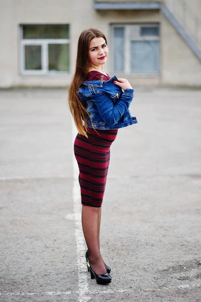 Молодая пухленькая девушка-подросток одевается в красное платье и джинсовую куртку. — стоковое фото