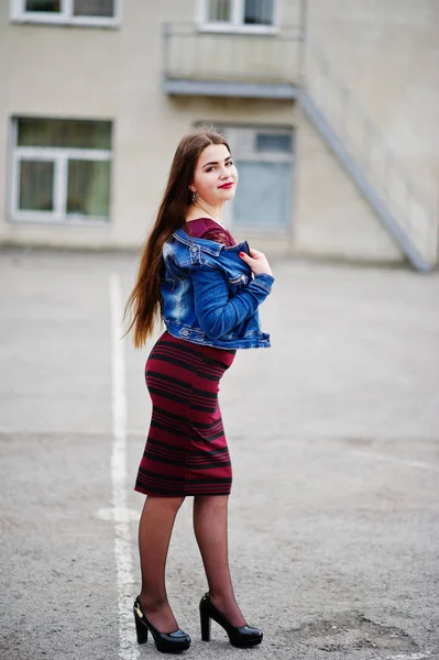 Joven gordita adolescente desgaste en vestido rojo y jeans chaqueta pos — Foto de Stock