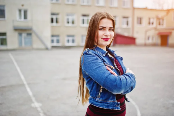 Jeune adolescente potelée porter sur robe rouge et jeans veste pos — Photo