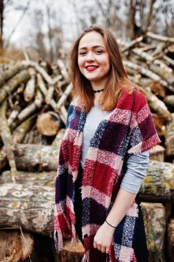 Ahşap ahşap kütükler karşı battaniye genç hippi kız aşınma