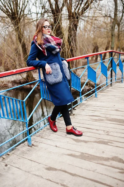 Junges Hipstermädchen trägt Mantel, Schal und Brille bleiben klein — Stockfoto