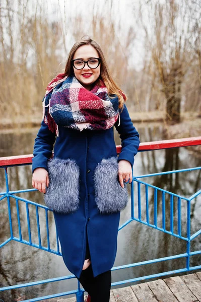 Junges Hipstermädchen trägt Mantel, Schal und Brille bleiben klein — Stockfoto