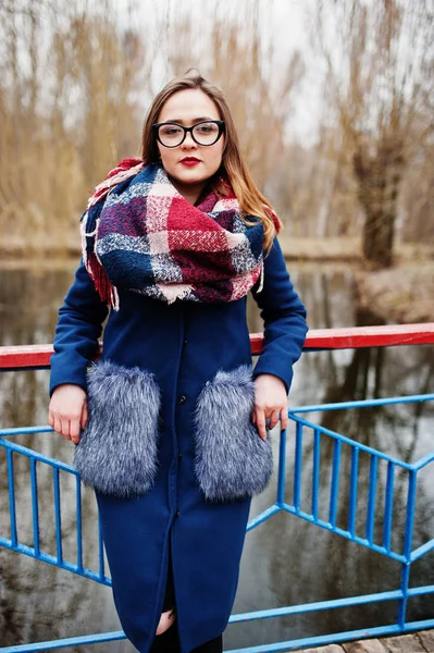Junges Hipstermädchen trägt Mantel, Schal und Brille bleiben klein — Stockfoto