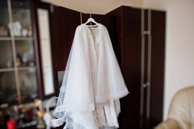 Askı odasında üzerinde beyaz gelinlik.