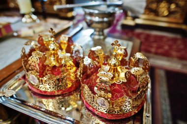 Altın düğün kron Kilisesi masada.