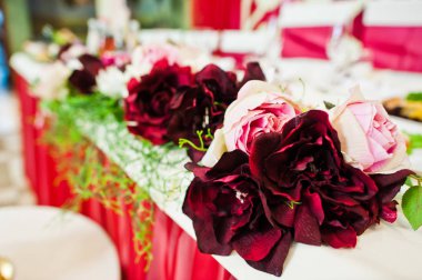 Yeni evliler düğün restoranda tablosunun Şakayık çiçekleri.