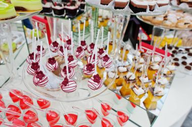 Tablo farklı tatlılar ve pastalar ile catering düğün.