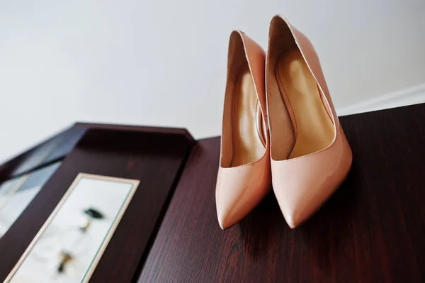 Rose boda novias zapatos en tacones altos en el armario . — Foto de Stock