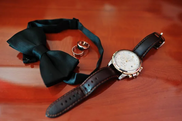 Acessórios masculinos para noivo no casamento: relógios, gravata borboleta e rin — Fotografia de Stock