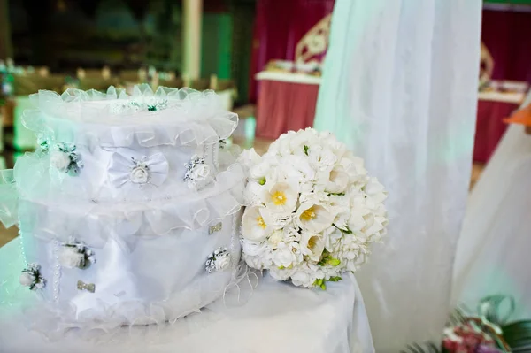 Caixa por dinheiro, como presente dos convidados na festa de casamento . — Fotografia de Stock