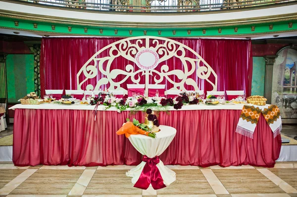 Mesa de boda roja real de recién casados en el restaurante de bodas . — Foto de Stock