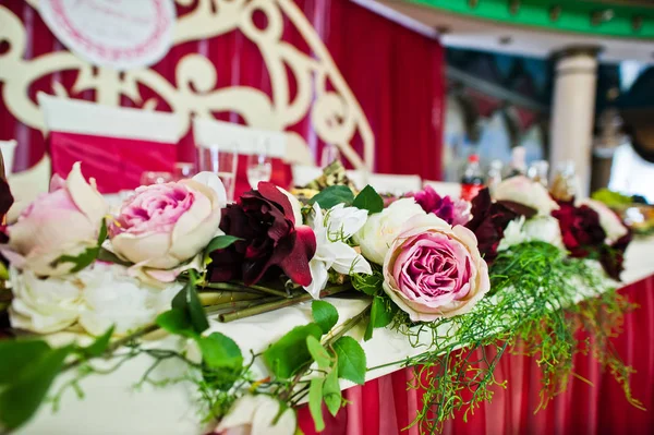 Pion blommor på bord nygifta bröllop restaurang. — Stockfoto