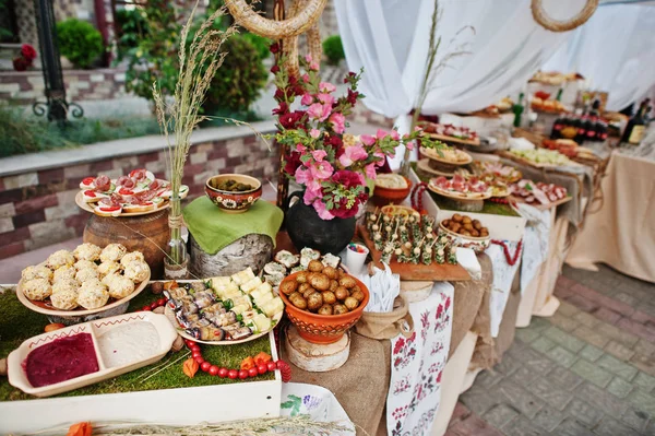 Cibo tradizionale ucraino al ricevimento di nozze all'aperto . — Foto Stock