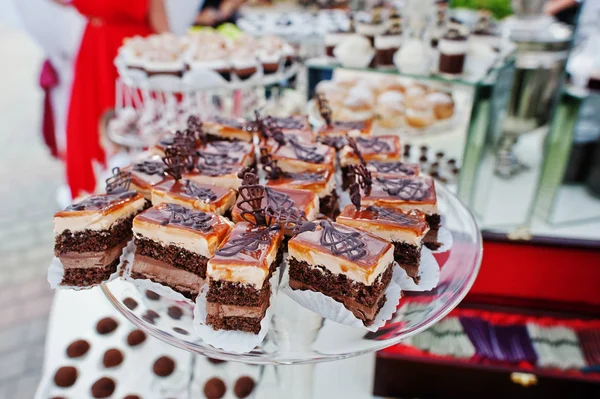 Meja katering pernikahan dengan permen dan kue yang berbeda . — Stok Foto