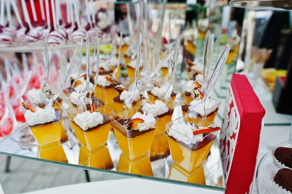 Mesa de catering de boda con diferentes dulces y pasteles . —  Fotos de Stock