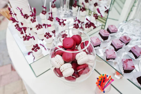 Röda och vita macarons vid bröllop catering bord med olika — Stockfoto