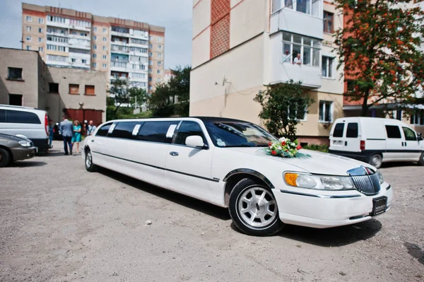 Chortkiv, Ukraine -16 July 2016: Elegant luxury white wedding li — Stock Photo, Image