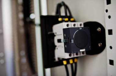 Elektrik pano, elektrik metre ve devre kesiciler. Elektrik 