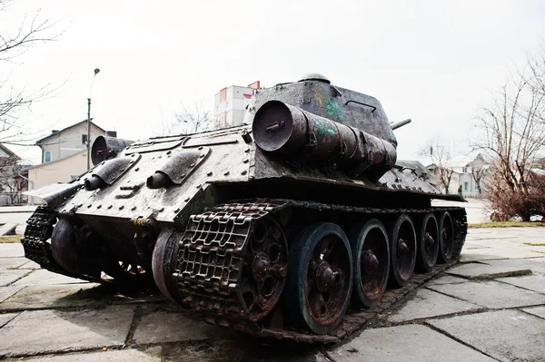 Staré retro vojenské tank v městě podstavec. — Stock fotografie