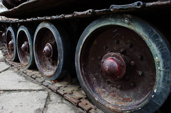 Detalle de disparo con viejas pistas de tanque vintage y ruedas . —  Fotos de Stock