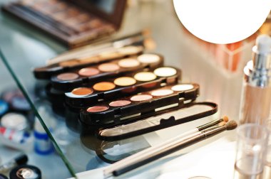 Güzellik salonunda fırçalar makyaj seti.