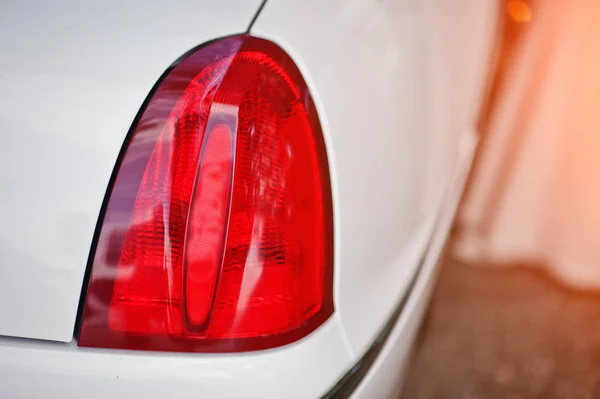 Faro trasero rojo de coche de limusina de lujo blanco . — Foto de Stock