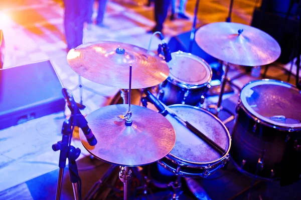 Tambores colocados no palco em luzes violetas . — Fotografia de Stock
