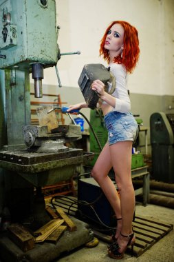 Kırmızı saçlı kız giymek kısa denim şort ve beyaz bluz ile