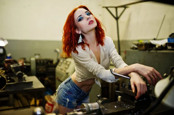 Kırmızı saçlı kız giyim kısa denim şort ve beyaz bluz poz