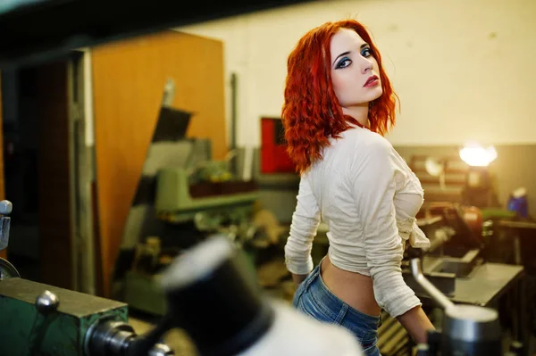 Capelli rossi ragazza indossare pantaloncini corti denim e camicetta bianca posa — Foto Stock