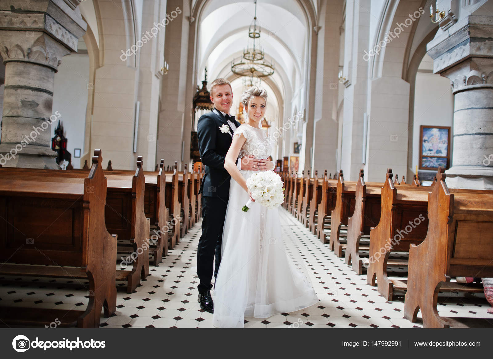 Photosession du couple de mariage élégant sur l\u0027église