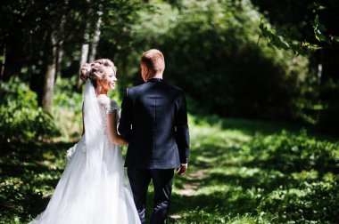 Şık ve çok güzel düğün çifti Parkı'nda s açık yürüyüş