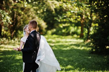 Şık ve çok güzel düğün çifti Parkı'nda s açık yürüyüş