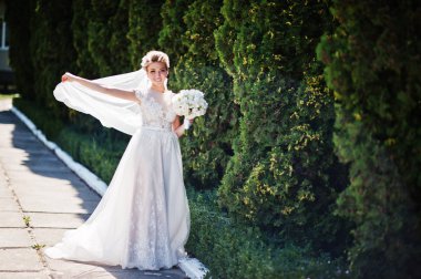 Harika muhteşem sarışın gelin düğün buket elinde s ile