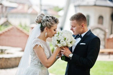 Şık Düğün çifti aşık yeşil çimenlerin üzerinde yürüyüş.