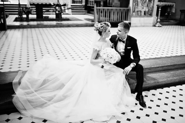 Fotosessão de casal de casamento elegante na igreja católica . — Fotografia de Stock