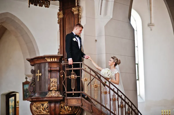 Fotosessione di coppia nuziale elegante su chiesa cattolica . — Foto Stock