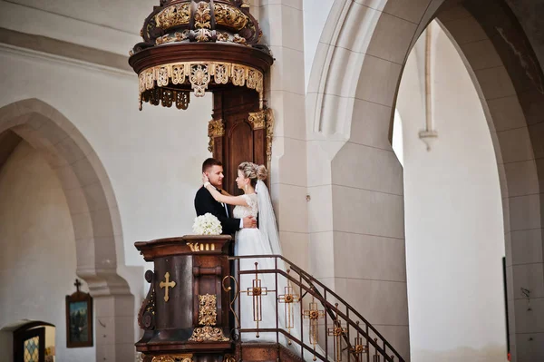 Photosession του Κομψό γαμήλιο ζεύγος στην καθολική εκκλησία. — Φωτογραφία Αρχείου