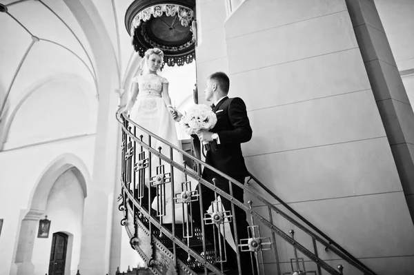 Photosession de couple de mariage élégant sur l'église catholique . — Photo