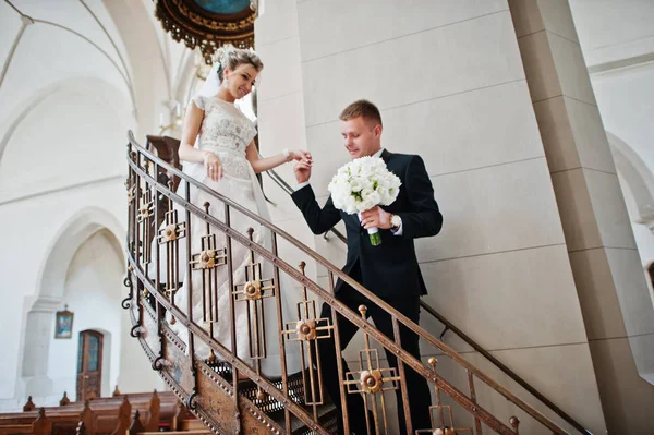 Fotosessão de casal de casamento elegante na igreja católica . — Fotografia de Stock