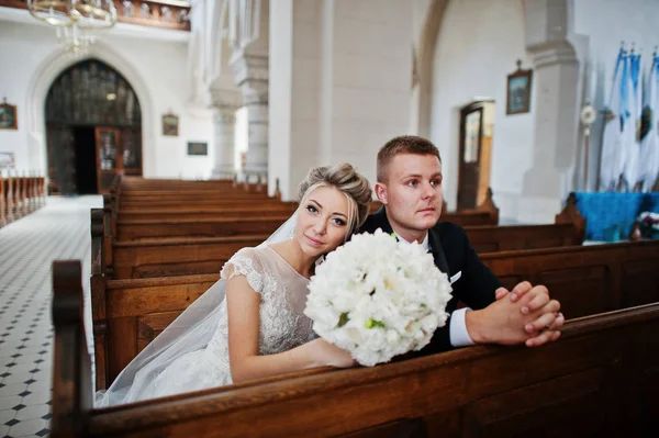 Фотосесія стильної весільної пари на католицькій церкві . — стокове фото