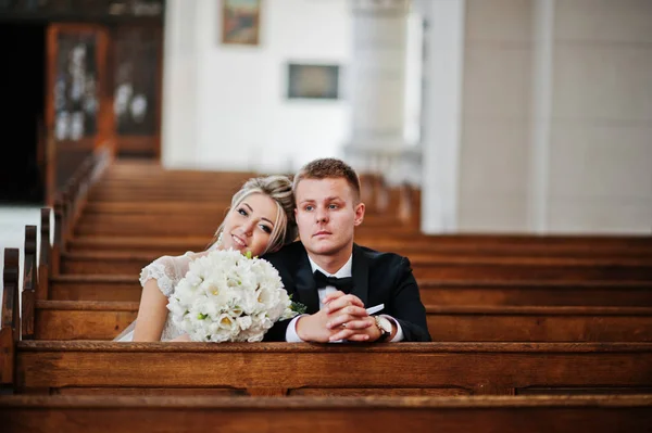 Фотосессия стильной свадебной пары на католической церкви . — стоковое фото
